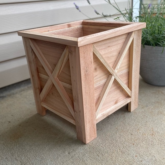 BRAND NEW |Custom Made Farmhouse w/ X Trim Cedar Planter Box for Patio or Garden - Picture 5 of 6